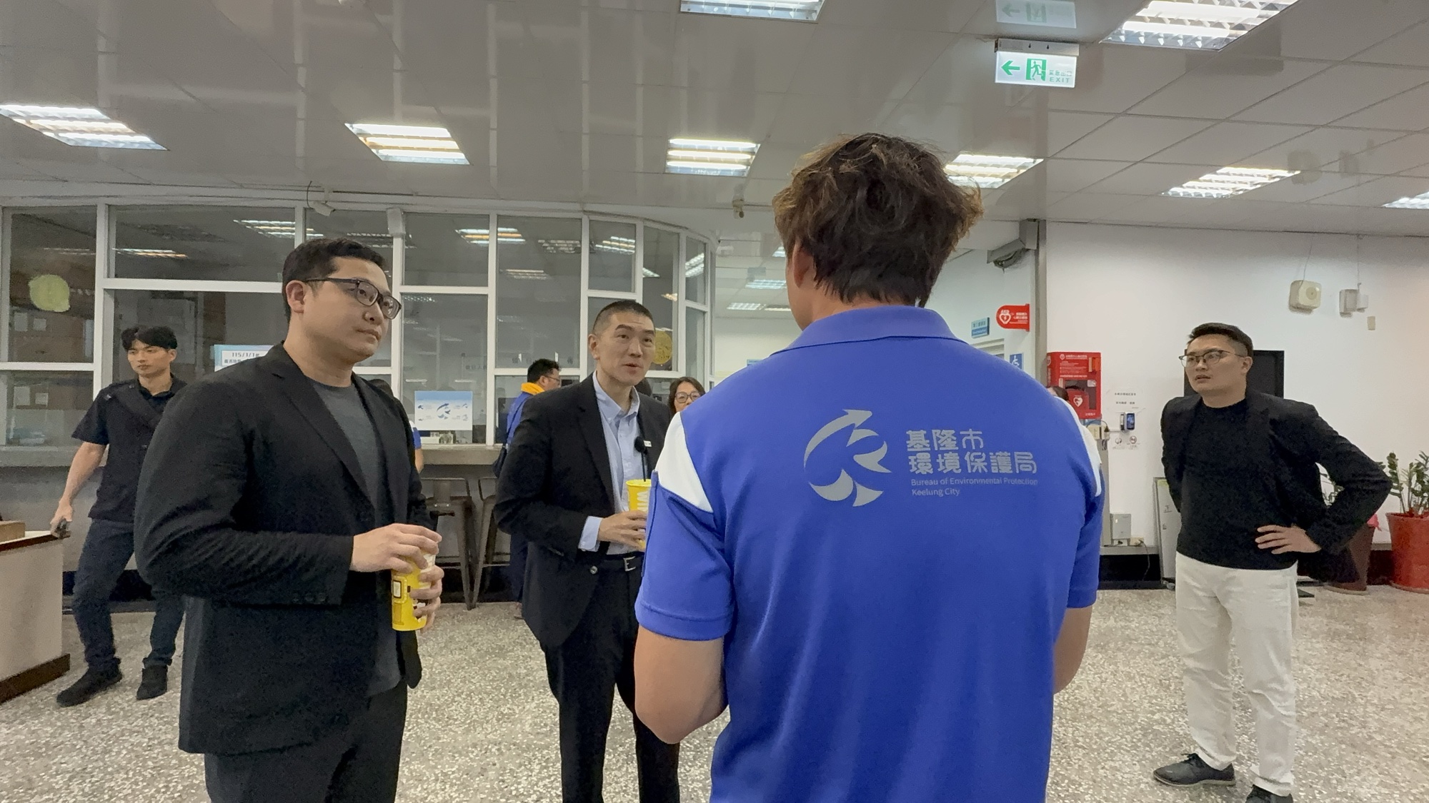 謝國樑與環保局同仁交流現場處置情形