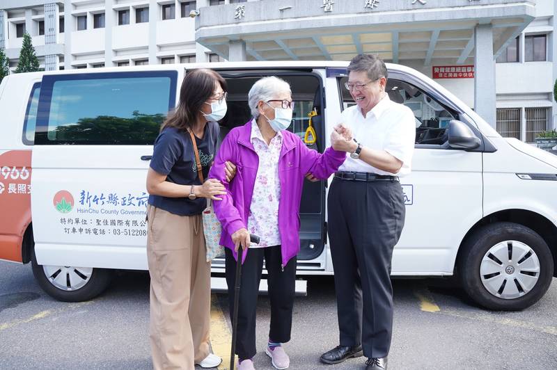 全國首創！新竹縣敬老卡、愛心卡即日起開放「長照交通接送服務」