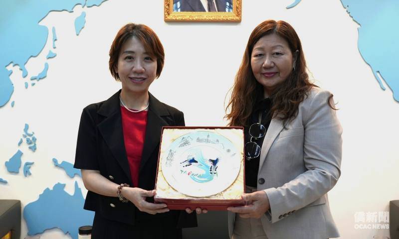 2026年非總回國訪問團拜會僑委會 與徐佳青、李姸慧交流非洲僑界概況