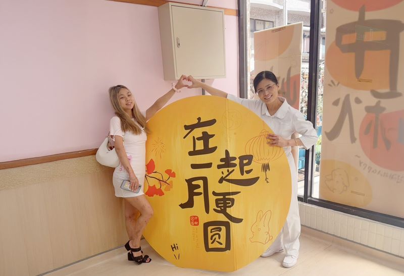 《圖說》中秋期間，Emily(左)遠從澳洲來臺，在李景如護理長(右)陪同下，親眼看看出生的地方與童年環境。〈臺北醫院提供〉
