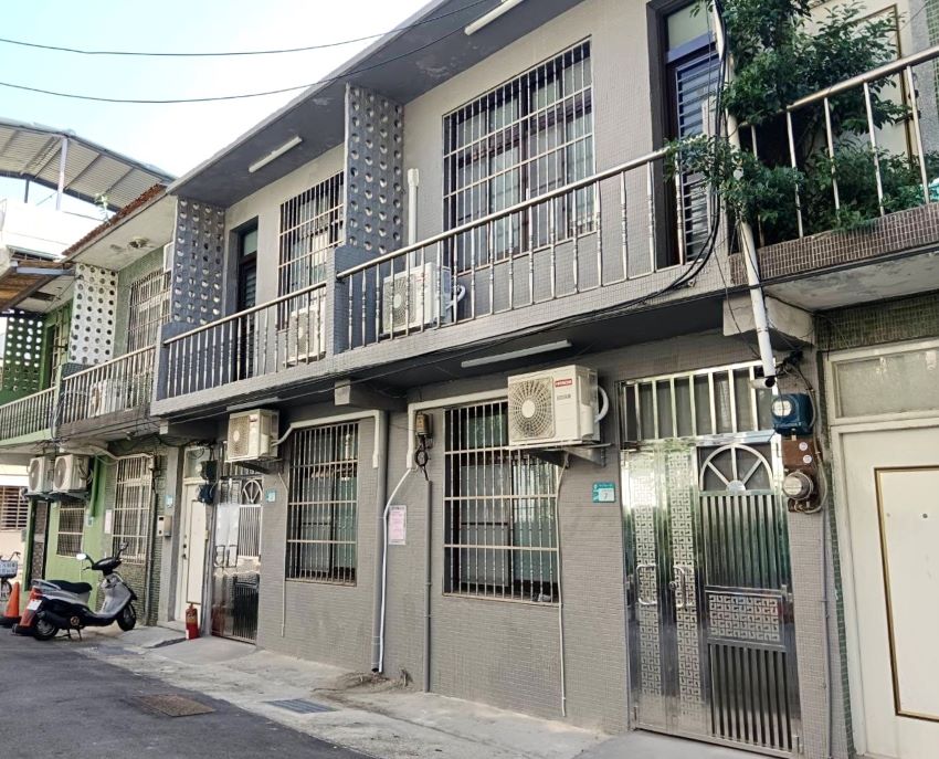 板橋斑駁60年老宿舍變身 10間房讓外地員工住得安心 4 《圖說》板橋區公所近期完成4棟2層樓員工職務宿舍修繕工程。〈板橋公所提供〉