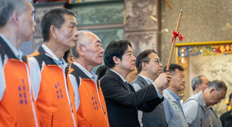 總統赴「顯安巖顯應祖師廟」參香祈福 強調持續照顧人民、讓經濟更好