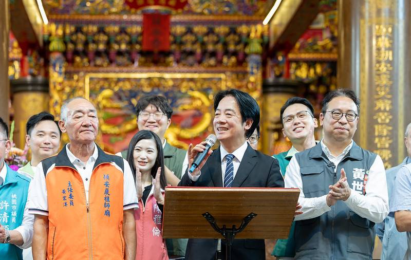 總統赴「顯安巖顯應祖師廟」參香祈福 強調持續照顧人民、讓經濟更好