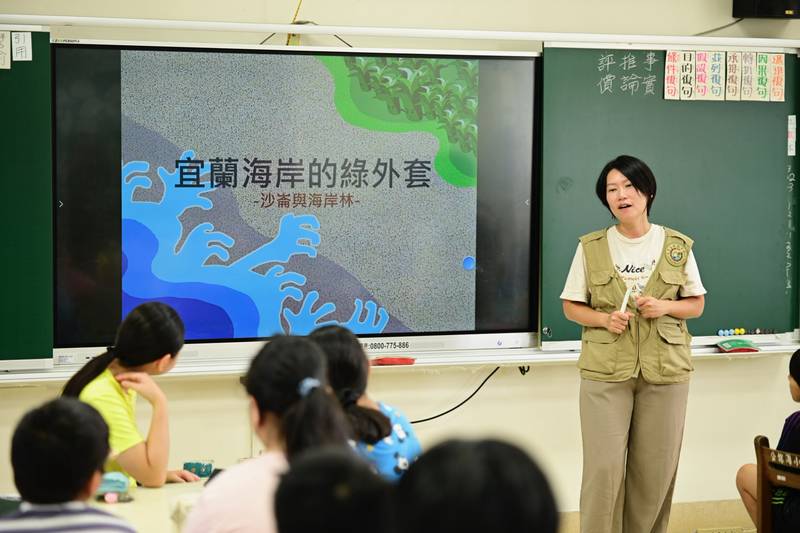 宜蘭學子齊編60米「堆砂籬」 動手守護家鄉海岸