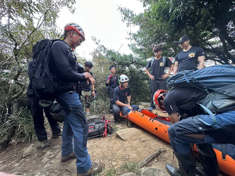 特搜分隊支援南庄加里山山搜勤務　協助骨折傷患安全下山