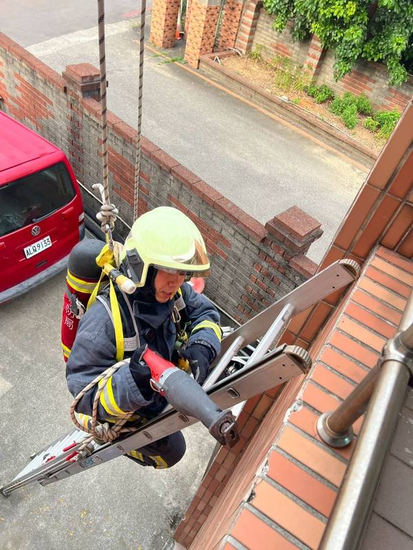 頭屋分隊強化救災技能　辦理架梯及高處進入訓練