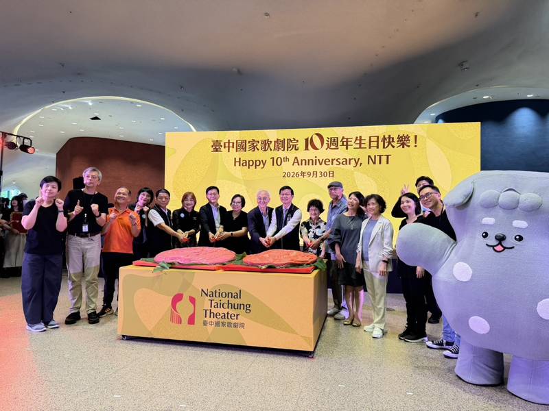 最強生日蛋糕!祝賀台中國家歌劇院10週年生日 東勢超級新丁粄喜氣出展