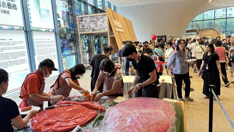 最強生日蛋糕!祝賀台中國家歌劇院10週年生日 東勢超級新丁粄喜氣出展