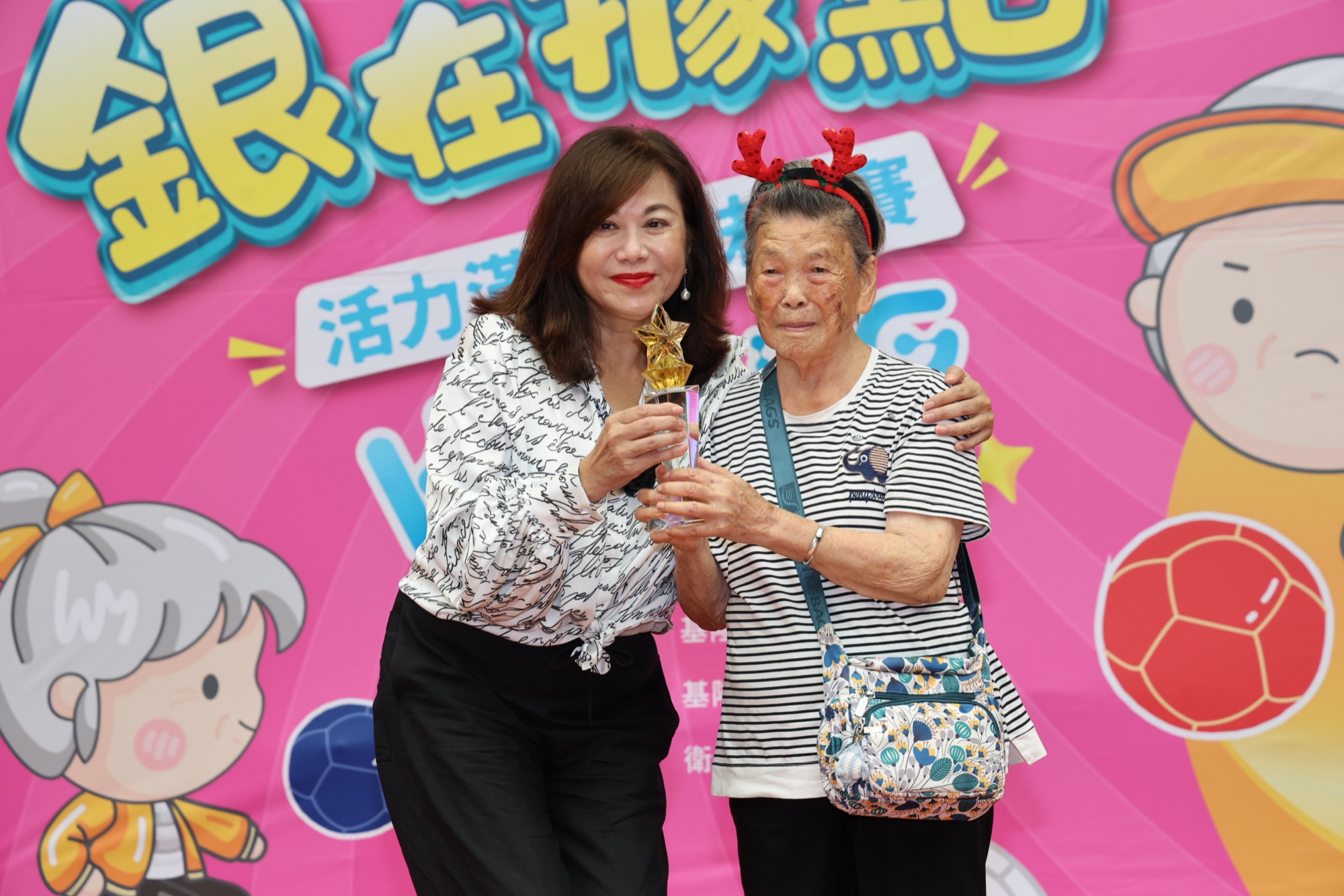 邱佩琳與獲獎長輩合影