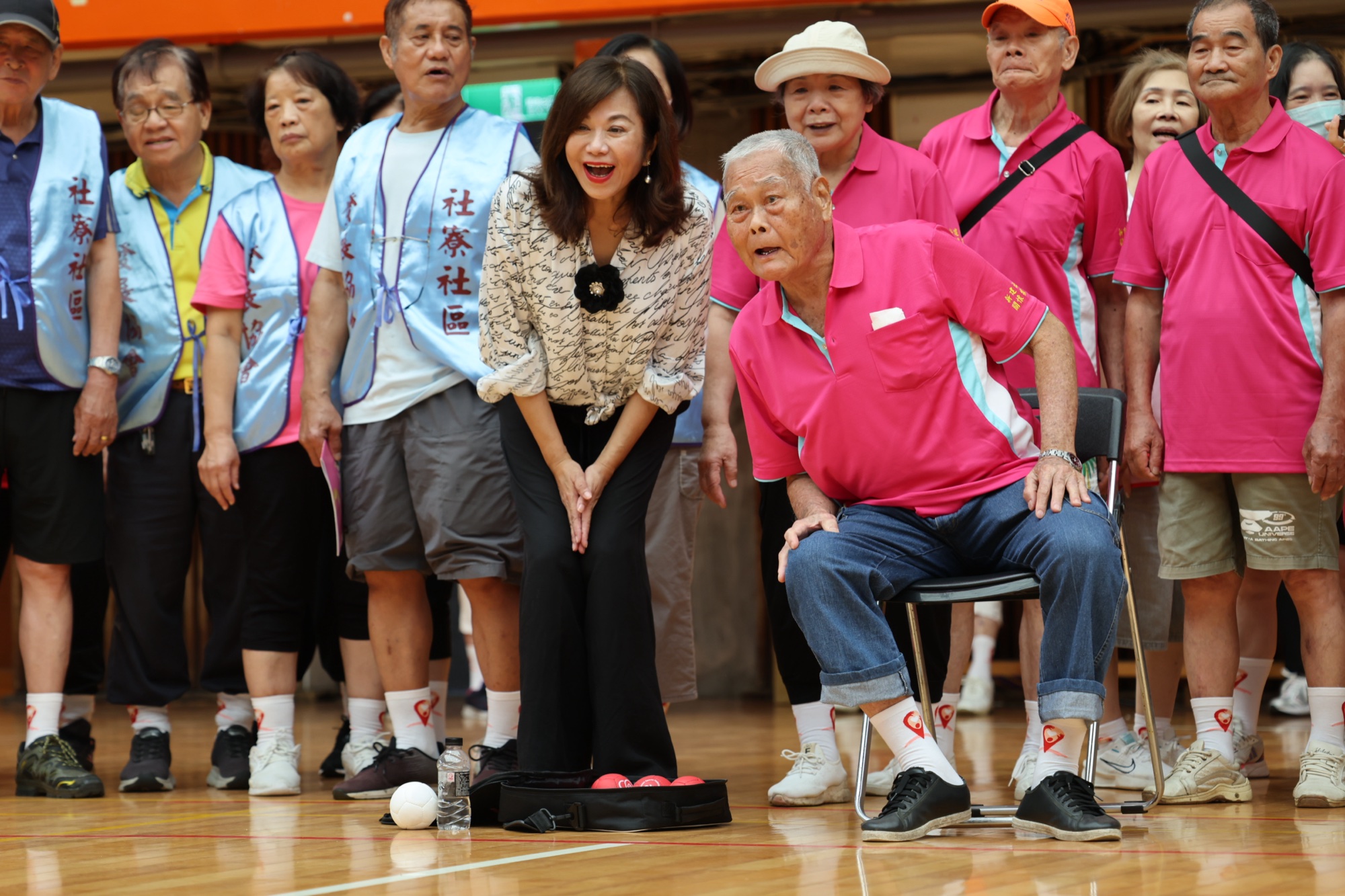 邱佩琳為地板滾球競賽長輩加油