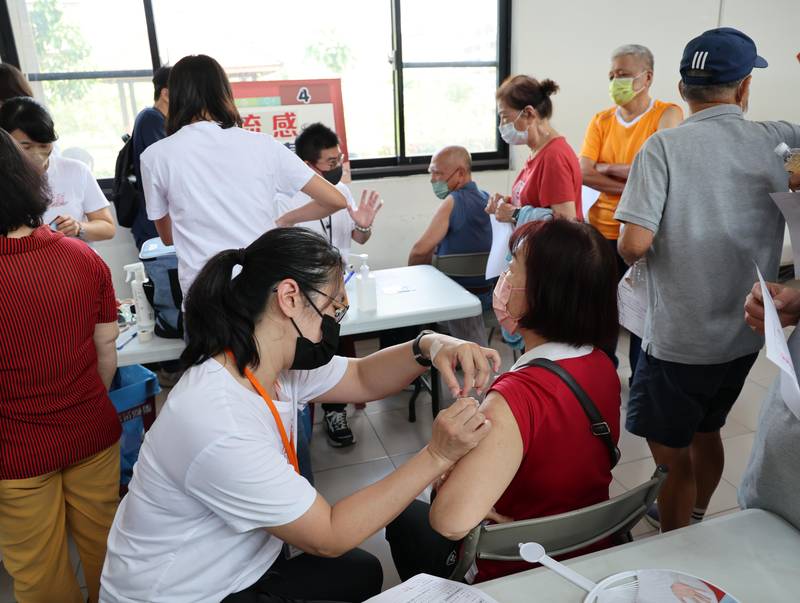 台南公費流感、新冠疫苗開打 黃偉哲:疫苗充足、分流接種免搶首日
