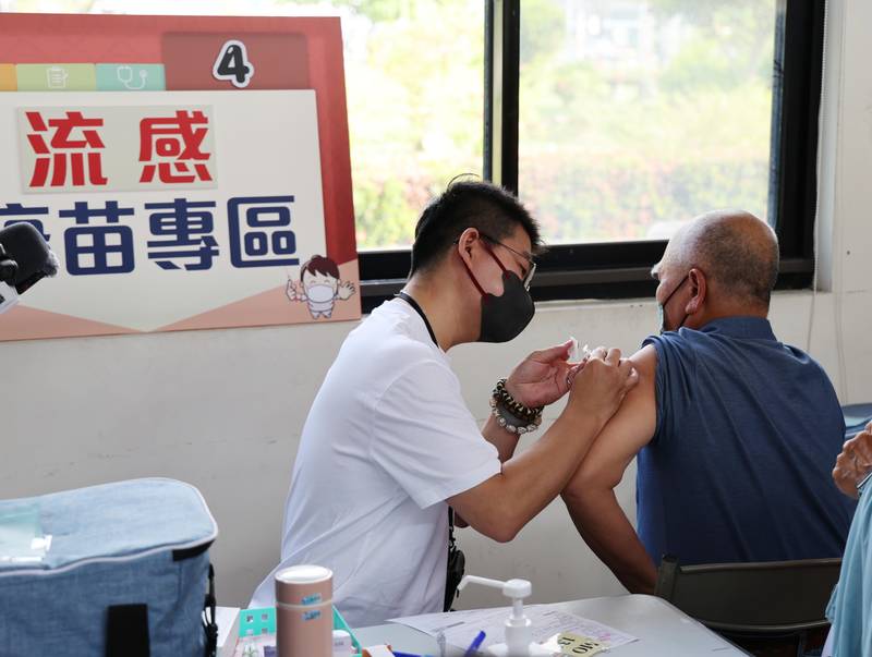 台南公費流感、新冠疫苗開打 黃偉哲:疫苗充足、分流接種免搶首日
