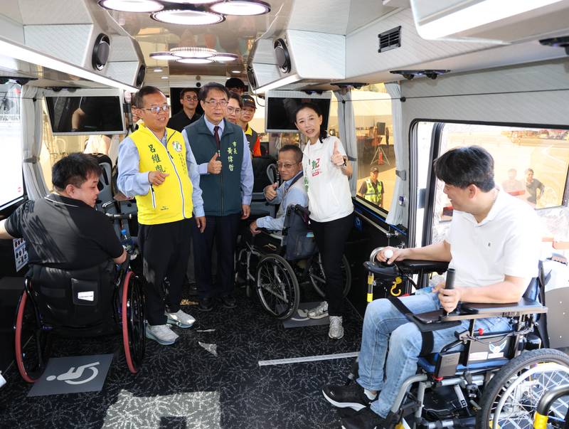 台南首輛大型復康巴士上路　黃偉哲：提升身障團體出遊便利