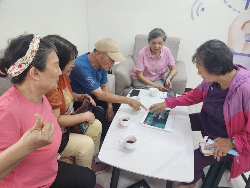打造「數位樂齡Cafe」 南市樂齡學習數位示範體驗場域學習新體驗