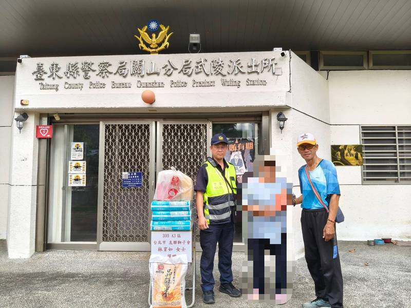 「布農族溫警」退休不忘鄉親 胡傳明爭取愛心物資送暖武陵村