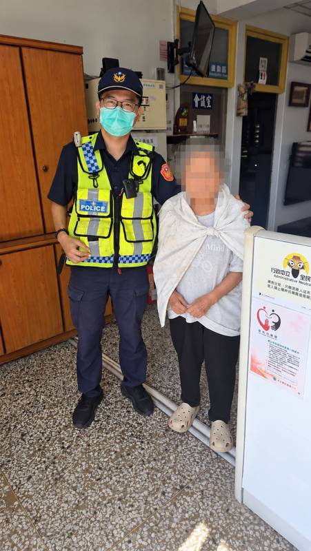 婦人迷途徘徊臺11線 都歷警耐心尋線索暖心護送返家