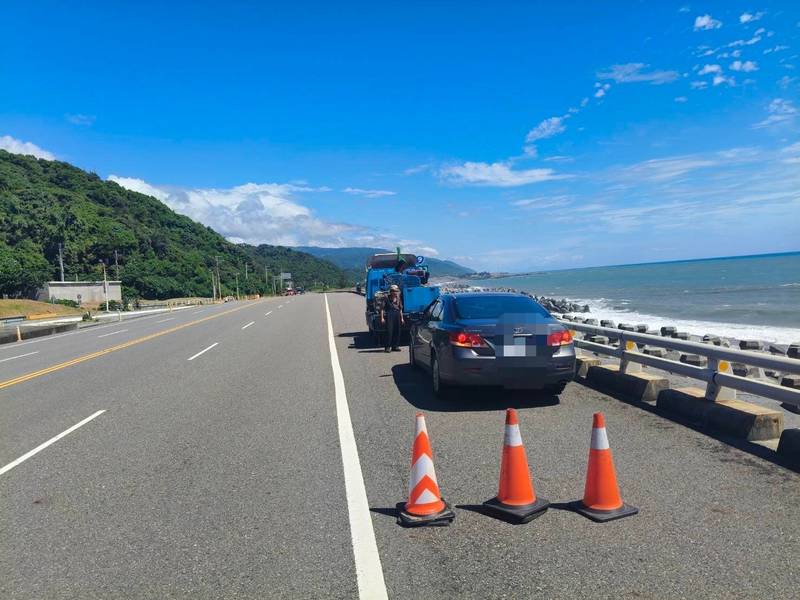 阿伯車輛南迴公路爆胎 大武警迅速排除障礙