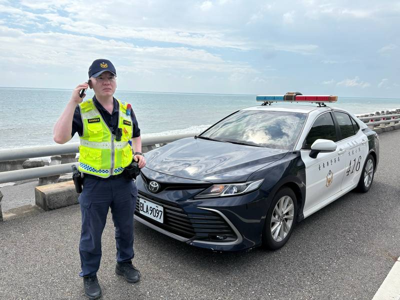 阿伯車輛南迴公路爆胎 大武警迅速排除障礙