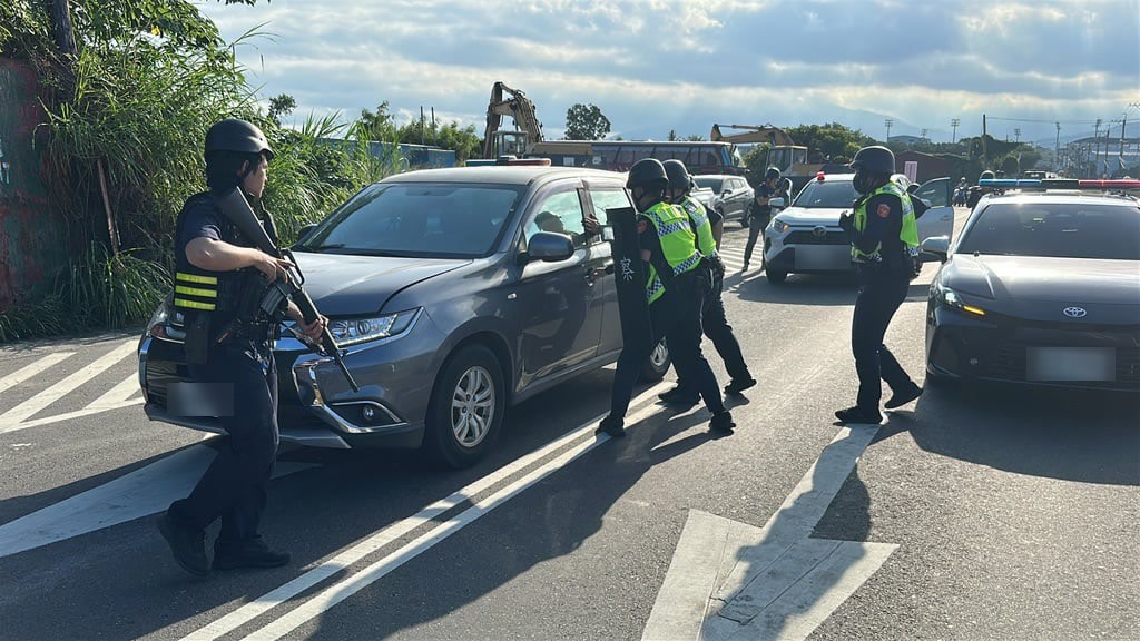警方於臺東大橋前攔截涉案車輛(演練)