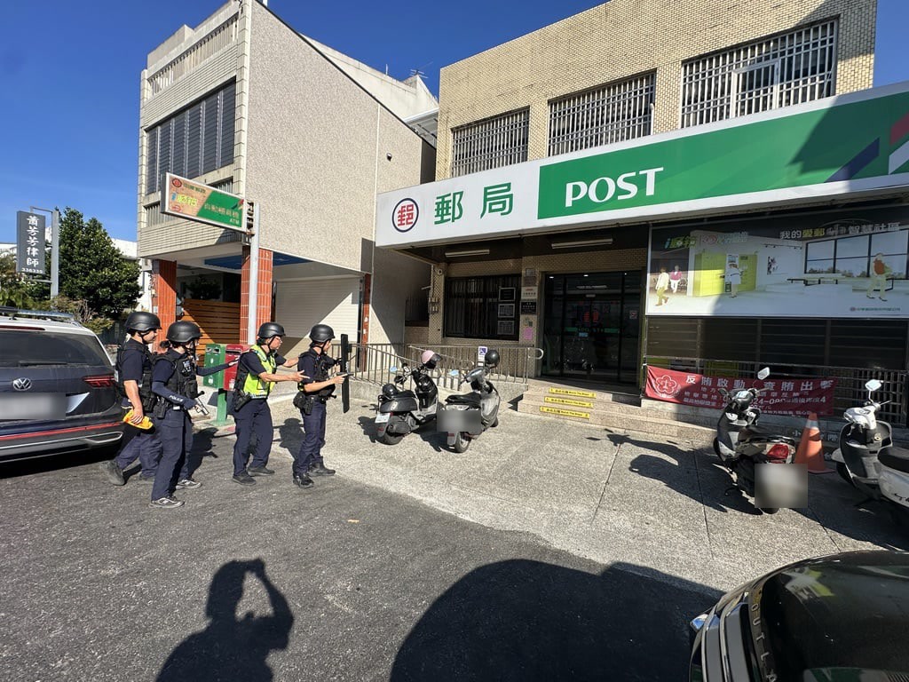 員警趕赴博愛路郵局處置(演練)