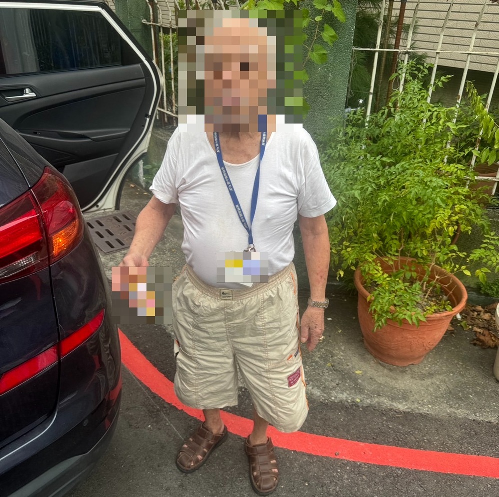 ▲圖說：九旬王姓老翁獨自徒步外出購物卻迷路街頭，警方獲報後迅速到場關懷，最終平安將老翁送回家中           （圖／台中市政府  提供）