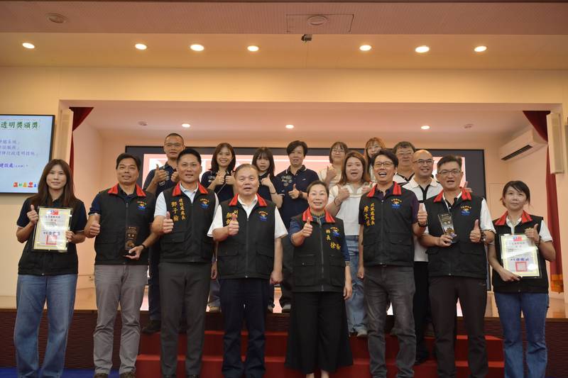 花蓮縣政府升旗典禮表揚透明治理成果第二屆洄瀾透明獎9機關獲獎 讓透明成為花蓮治理日常