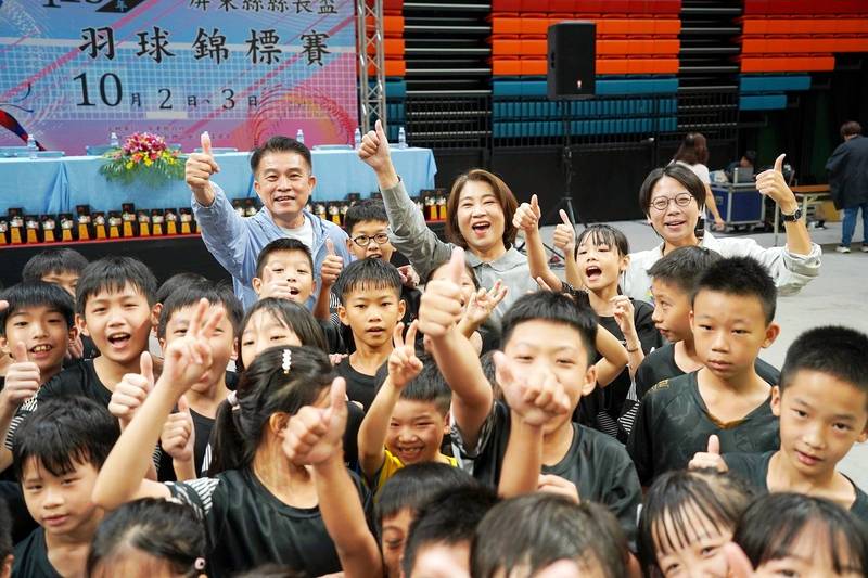 屏東縣縣長盃羽球錦標賽熱血開打 860位隊職員齊聚球場　揮拍競技展現運動熱情
