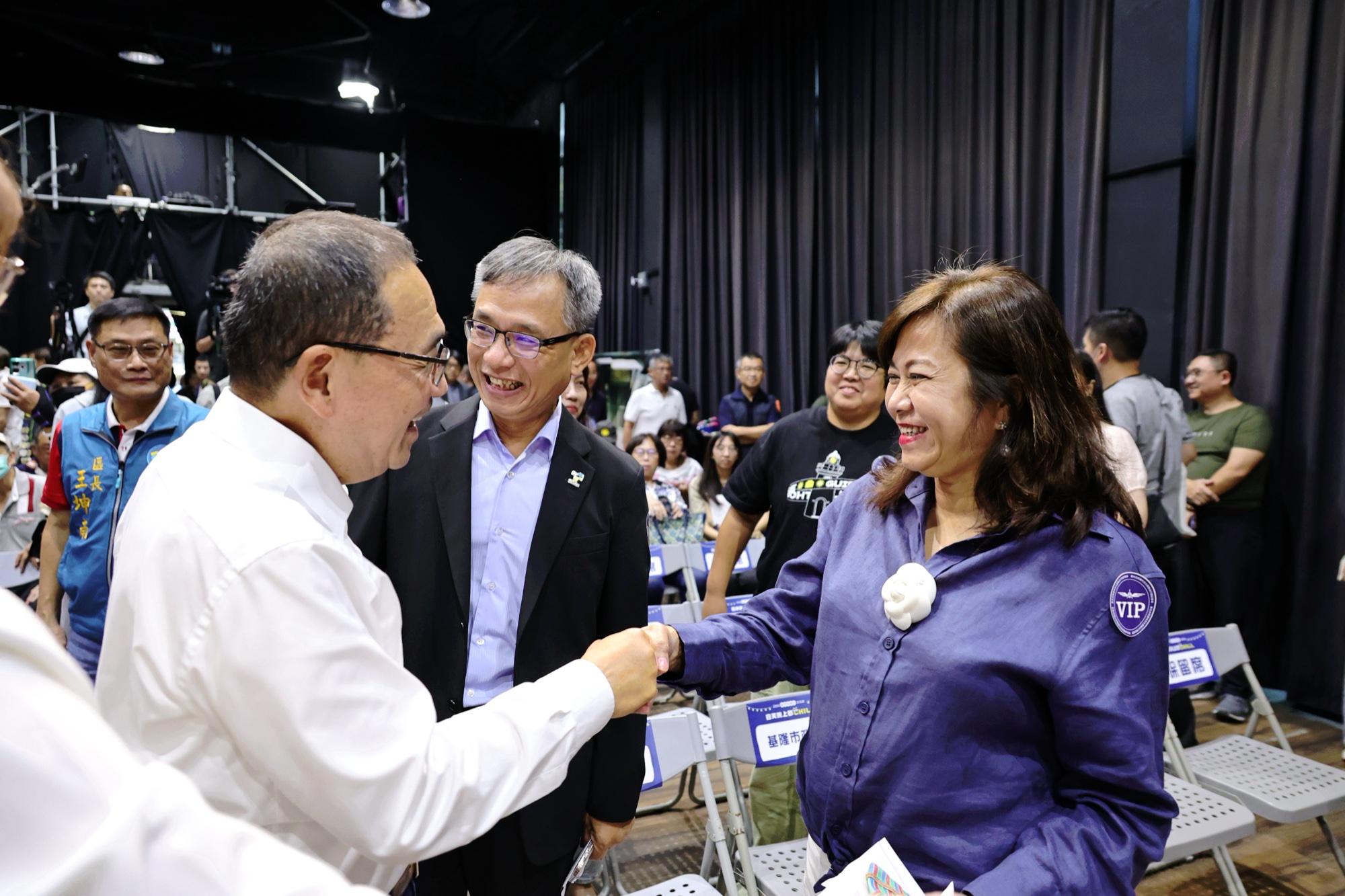 邱佩琳與新北市長侯友宜握手致意