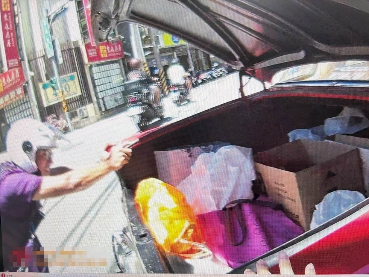 古董車正午拋錨卡路口 北投警熱血推車化解危機