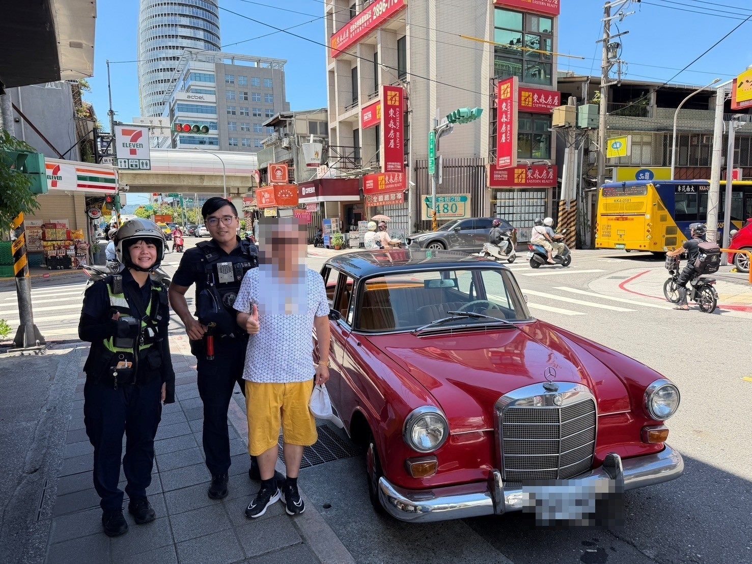 古董車正午拋錨卡路口 北投警熱血推車化解危機