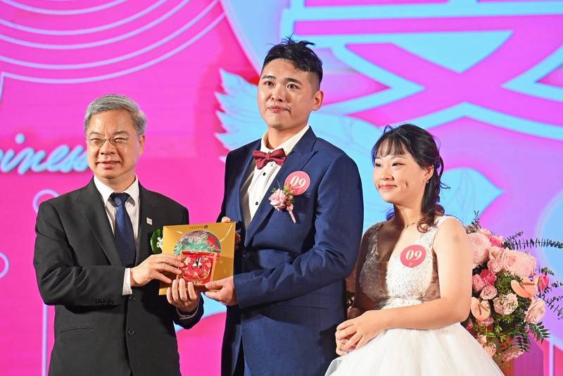 卓榮泰為台電聯合婚禮證婚　80對新人共結連理