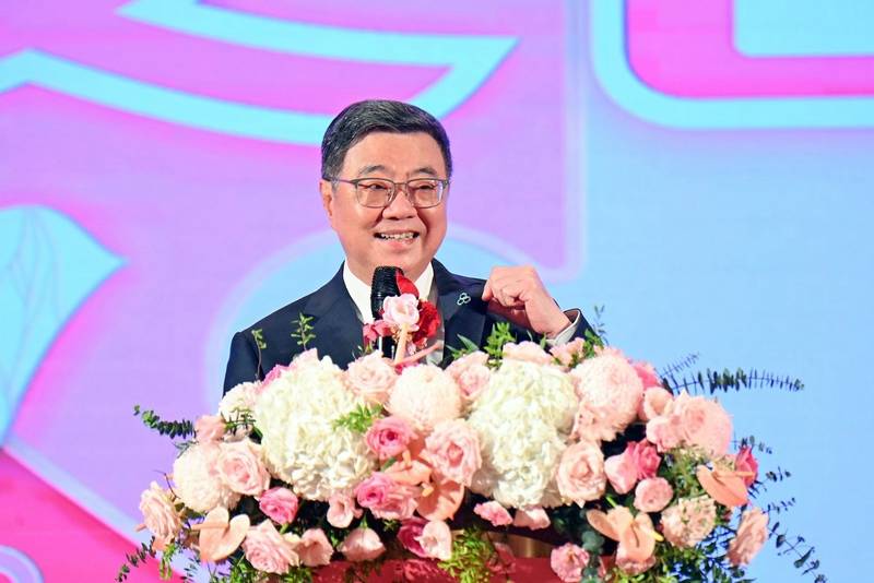 卓榮泰為台電聯合婚禮證婚　80對新人共結連理