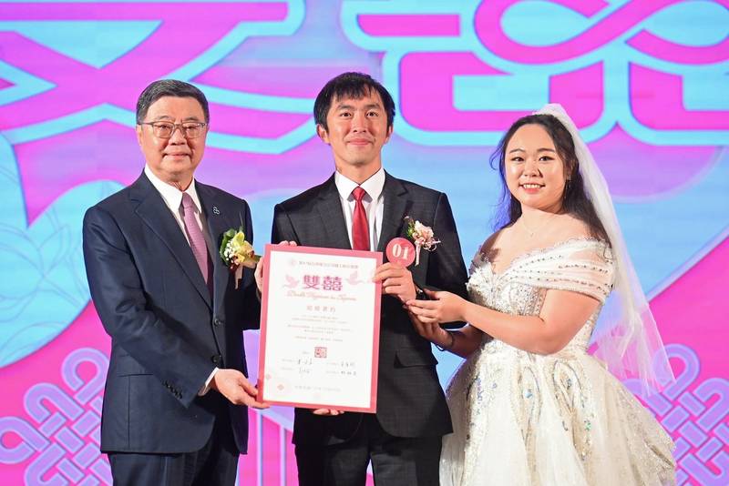 卓榮泰為台電聯合婚禮證婚　80對新人共結連理