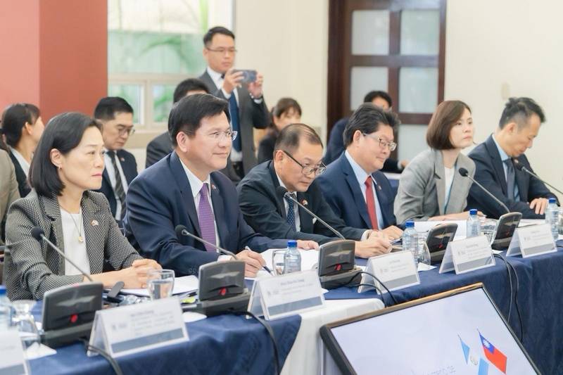 外交部長林佳龍率企業團訪問友邦瓜地馬拉，晉見阿雷瓦洛總統並會晤馬丁涅茲外長，感謝支持邦誼及台灣國際參與