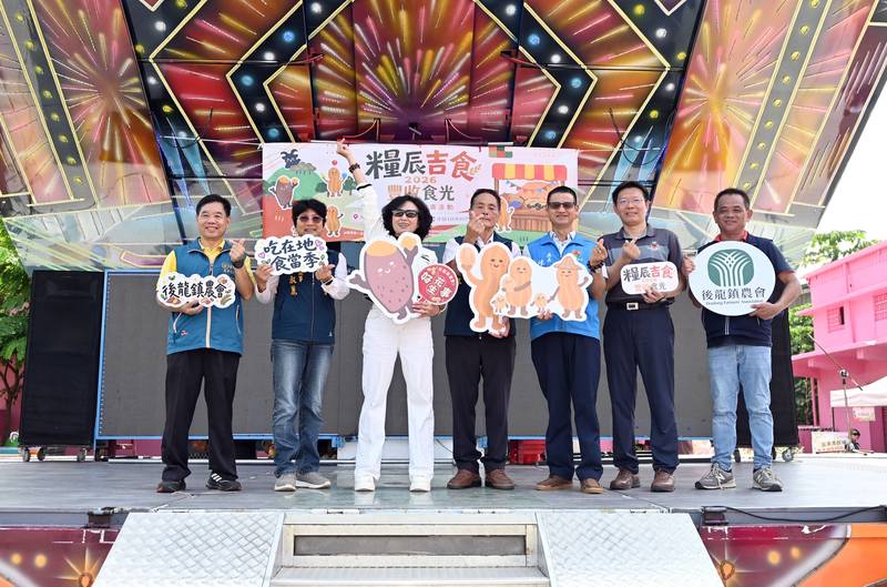 後龍農會舉辦雜糧行銷活動       副縣長邱俐俐向國人推薦後龍農產好滋味