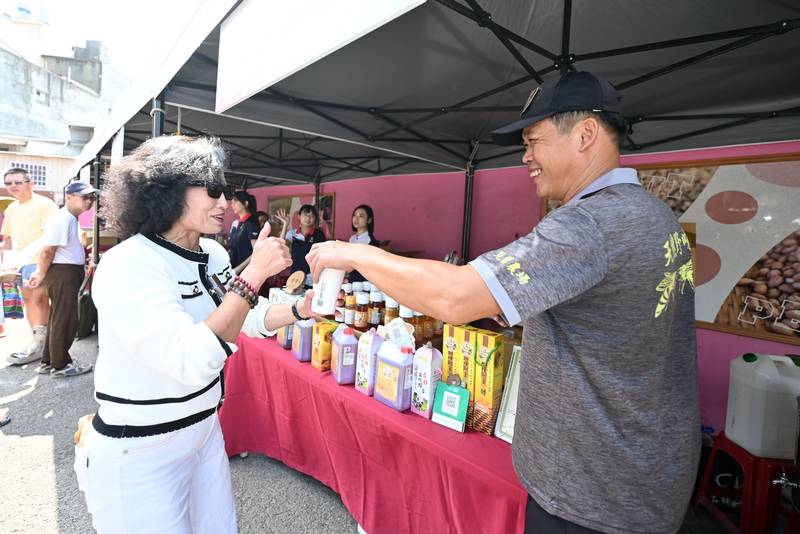 後龍農會舉辦雜糧行銷活動       副縣長邱俐俐向國人推薦後龍農產好滋味