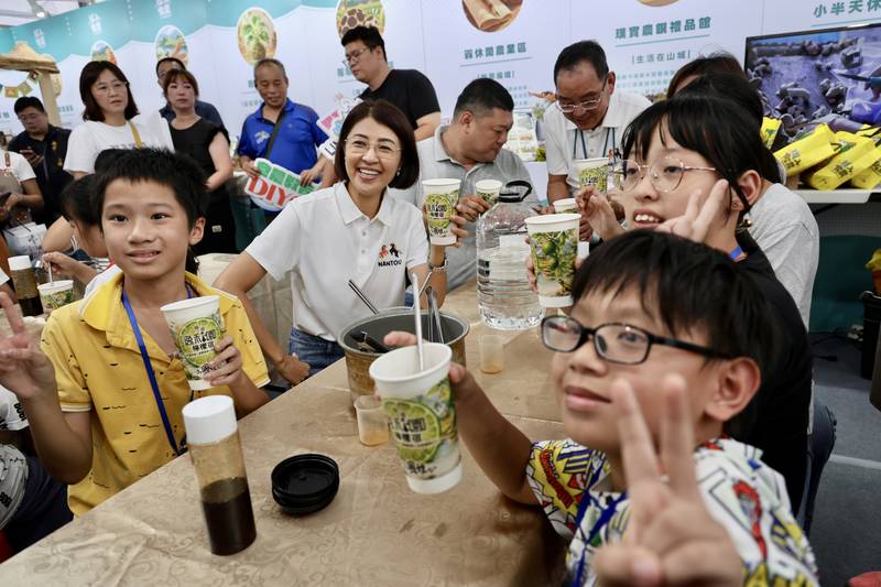 家扶兒少走讀茶鄉逛茶博 許縣長陪伴孩子體驗食農教育