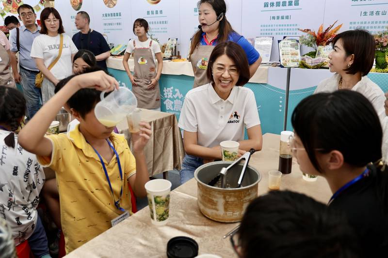 家扶兒少走讀茶鄉逛茶博 許縣長陪伴孩子體驗食農教育
