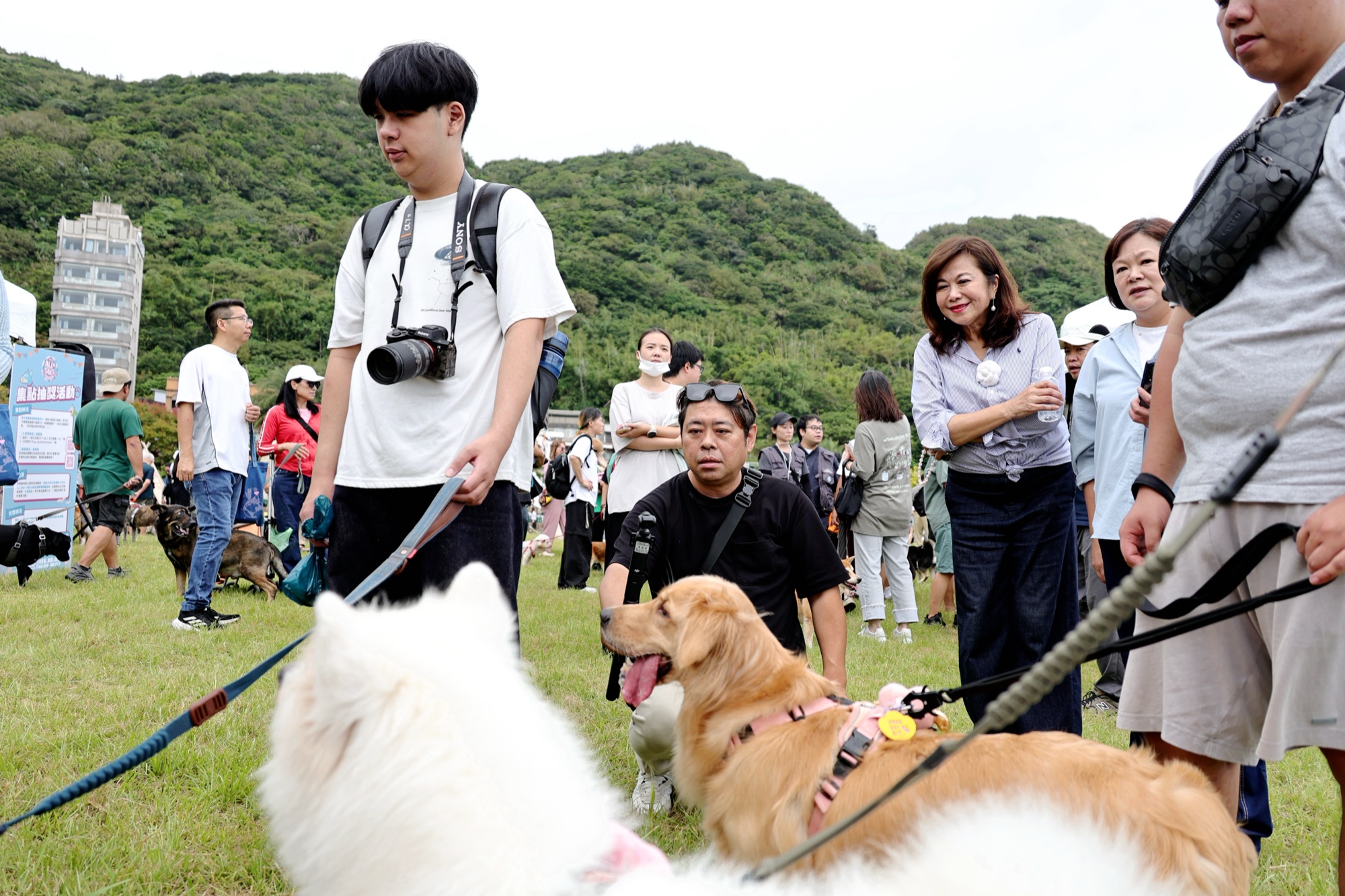 邱佩琳與飼主及毛孩互動
