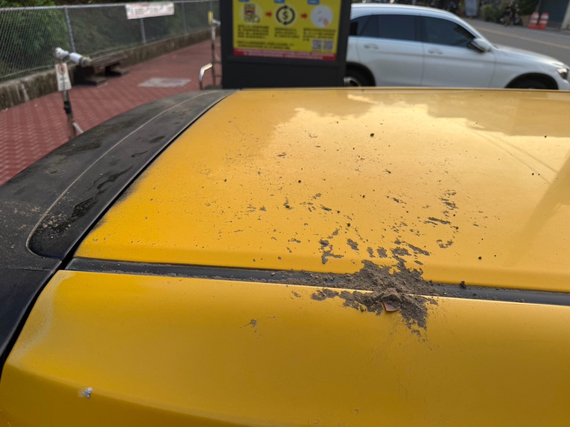 計程車車頂散落砂石