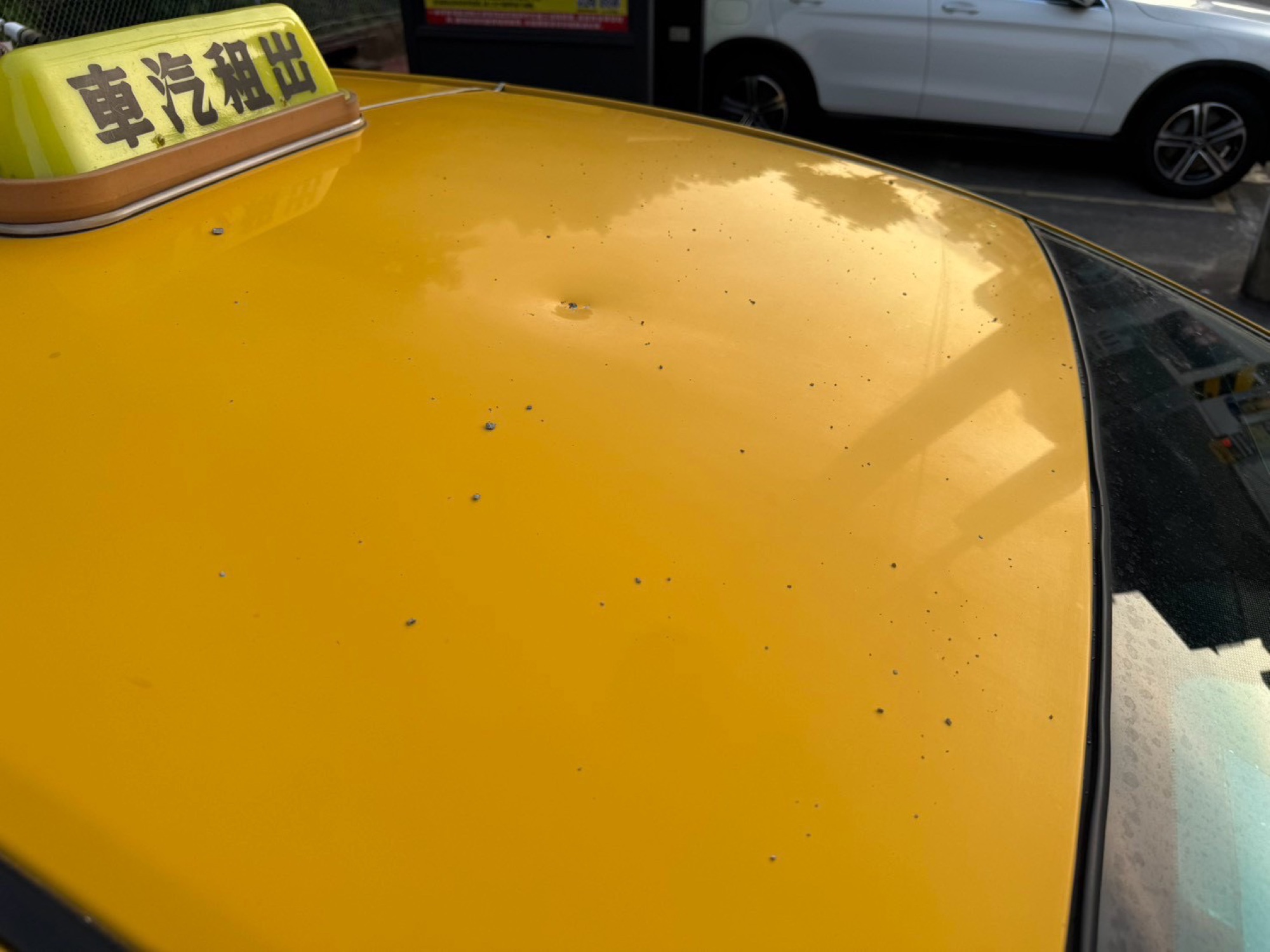 計程車車頂輕微凹陷