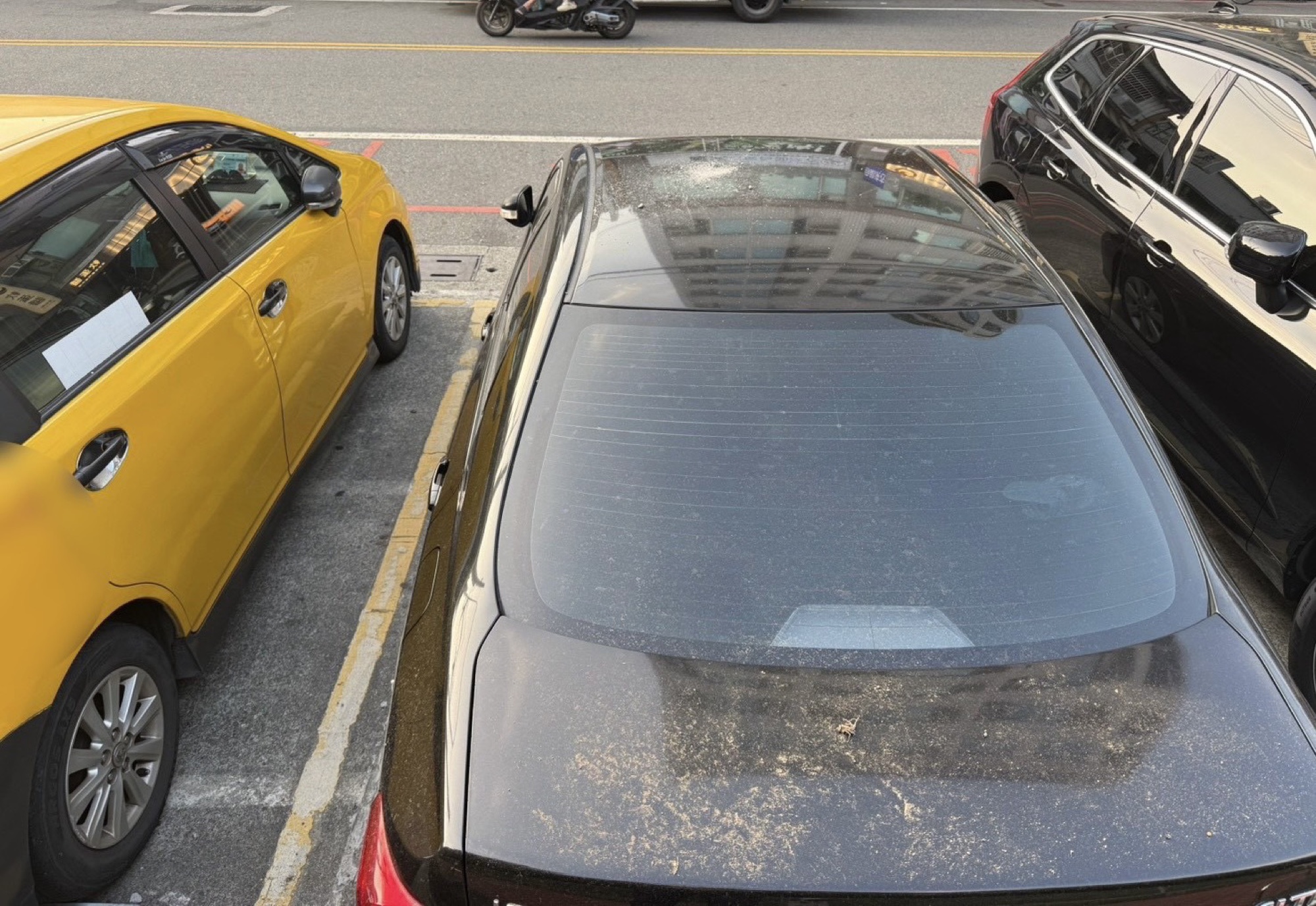 受損車輛後方散落砂土