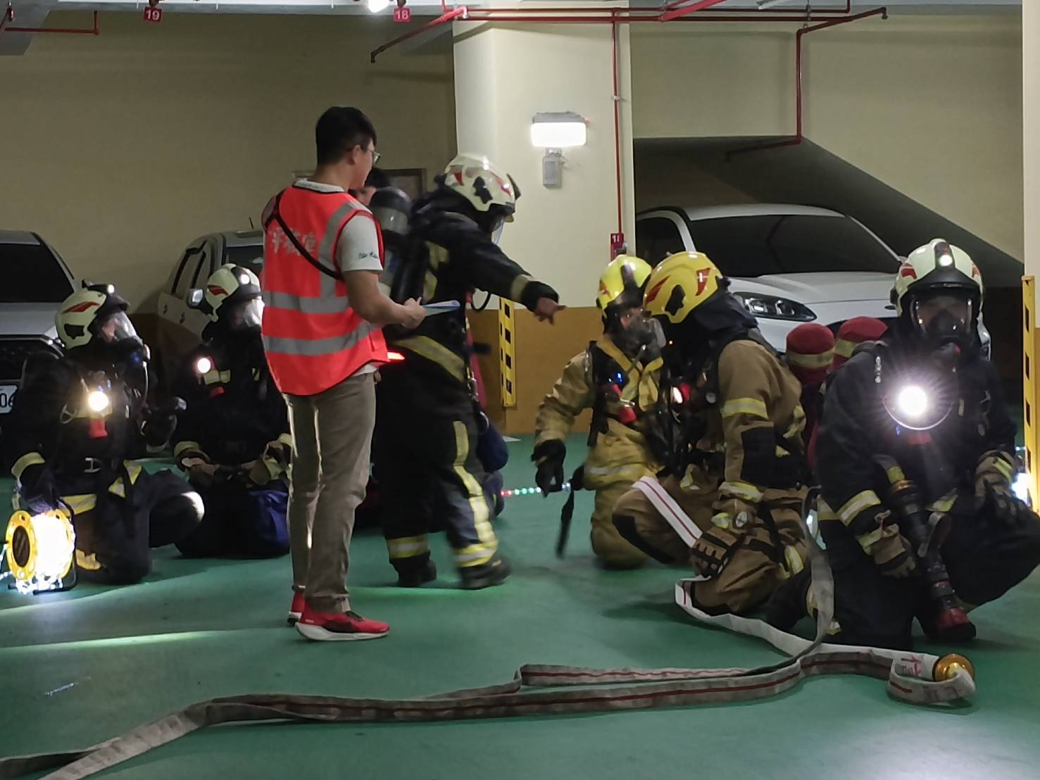 地下停車場火災怎麼救？基隆消防實兵演練 發光繩引導防迷航