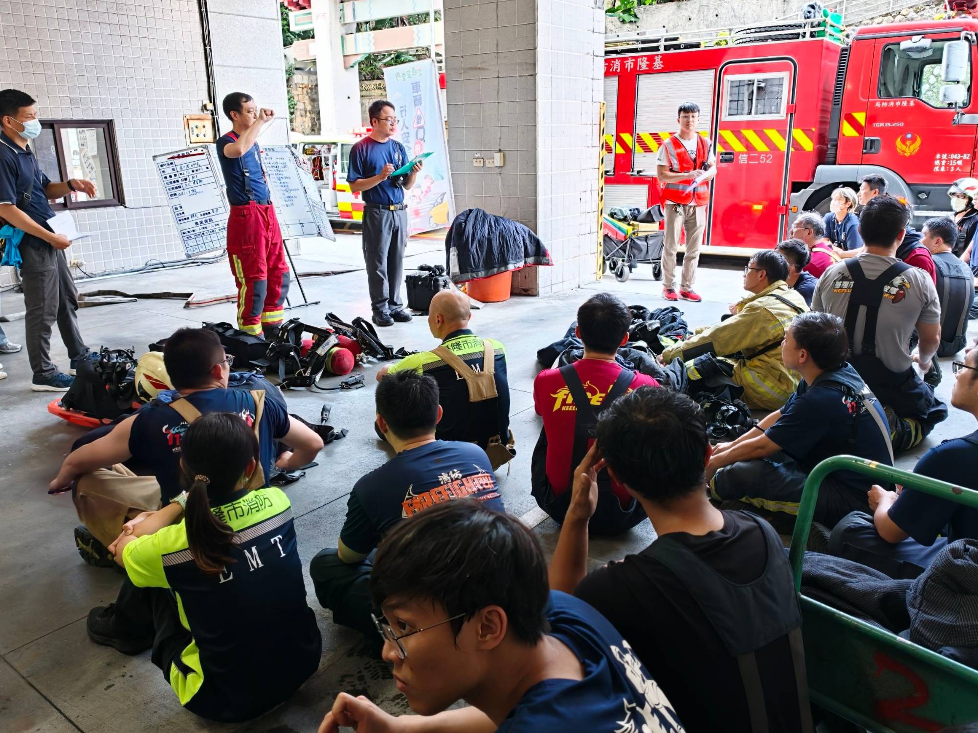 地下停車場火災怎麼救？基隆消防實兵演練 發光繩引導防迷航
