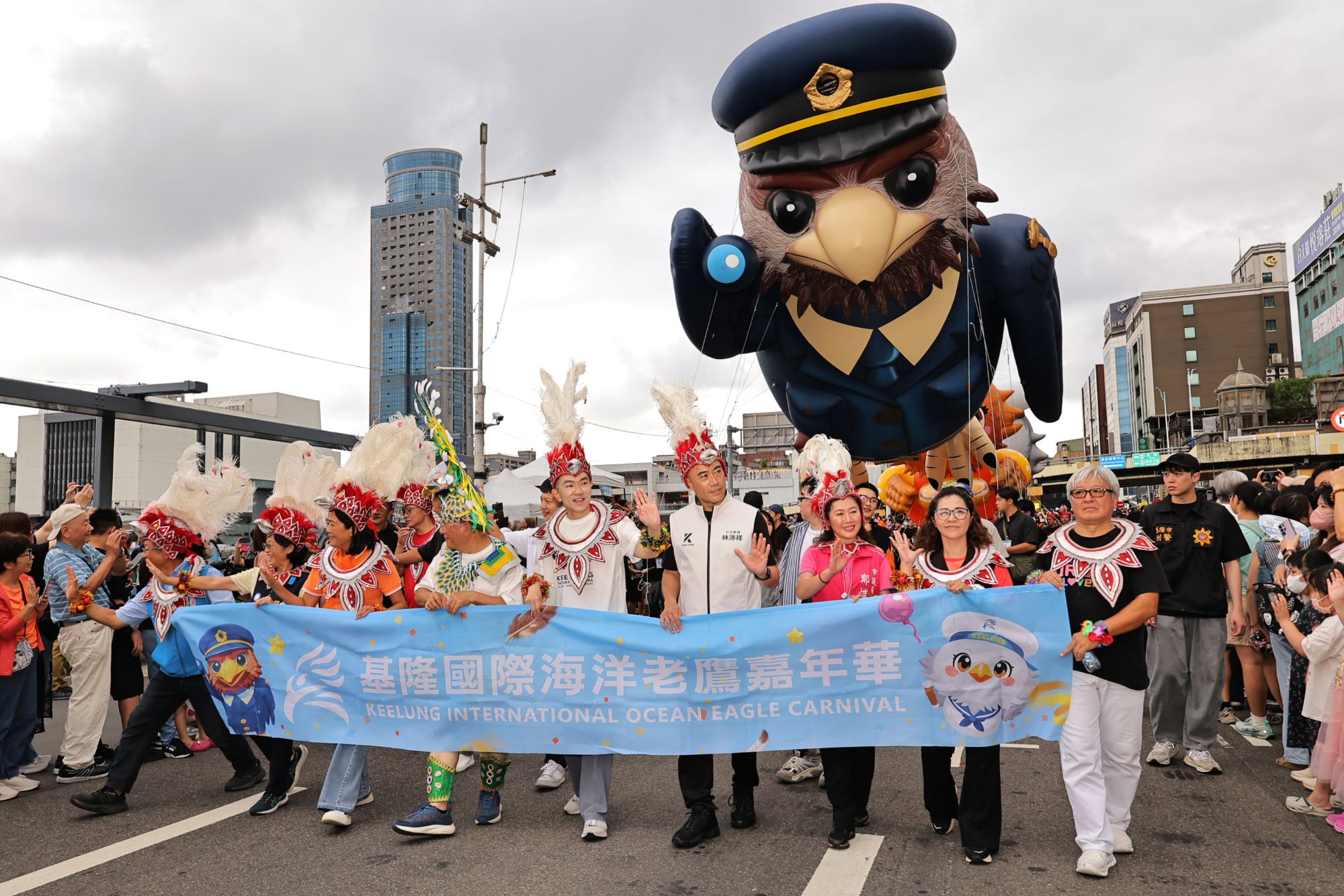 基隆海洋老鷹嘉年華邁入第16年 50組團隊踩街 人潮創歷年新高