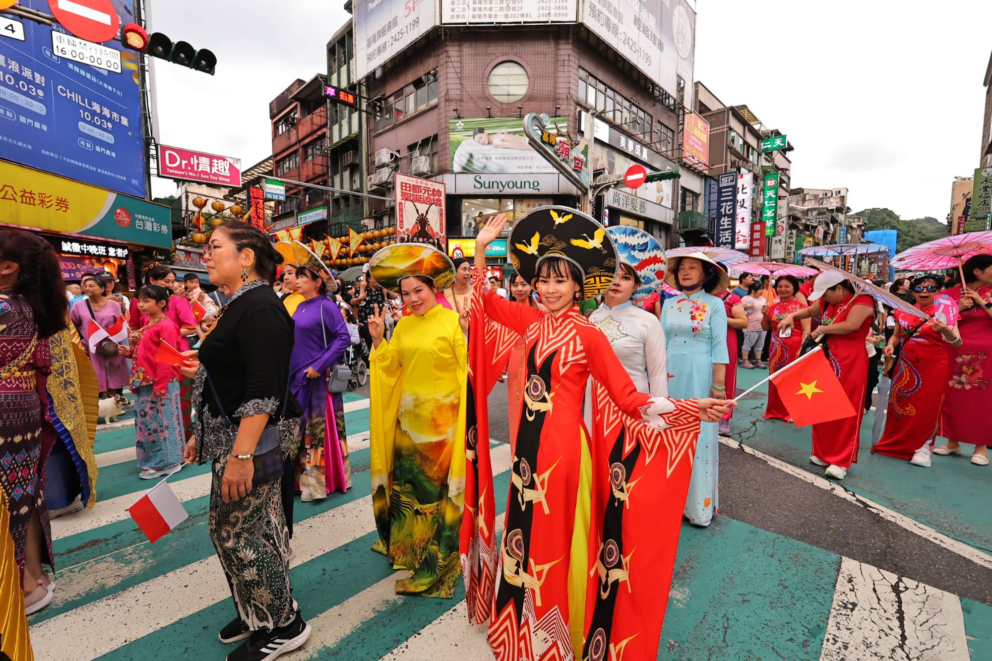 基隆海洋老鷹嘉年華邁入第16年 50組團隊踩街 人潮創歷年新高