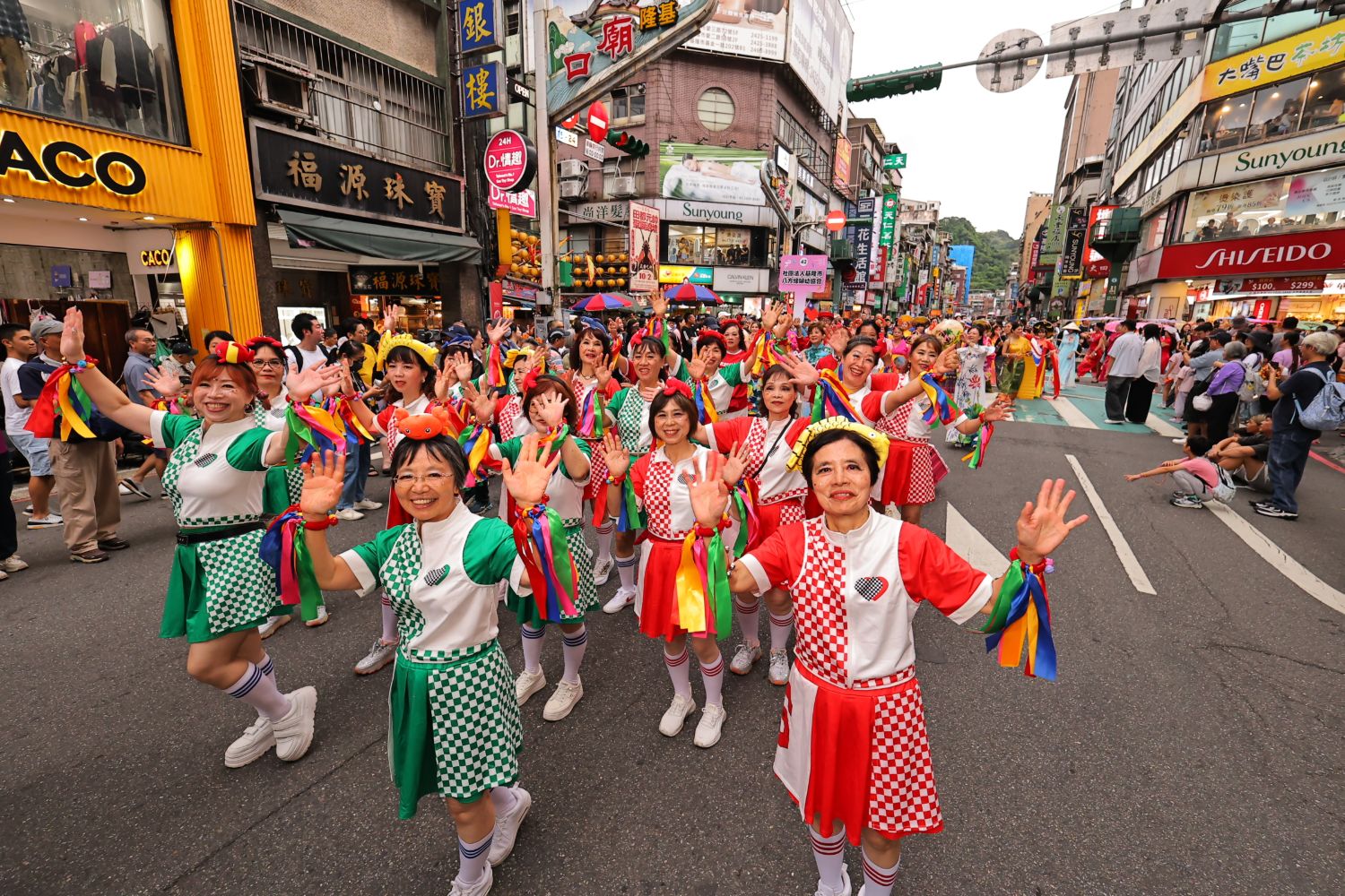 基隆海洋老鷹嘉年華邁入第16年 50組團隊踩街 人潮創歷年新高