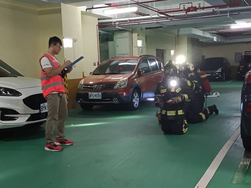模擬地下停車場車輛火警 基隆消防強化濃煙搜救與救災安全管制
