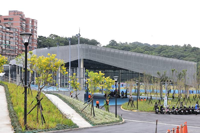 基隆市立田徑場蛻變重磅啟用　謝國樑邀韓國瑜共同見證基隆重大運動建設新里程碑