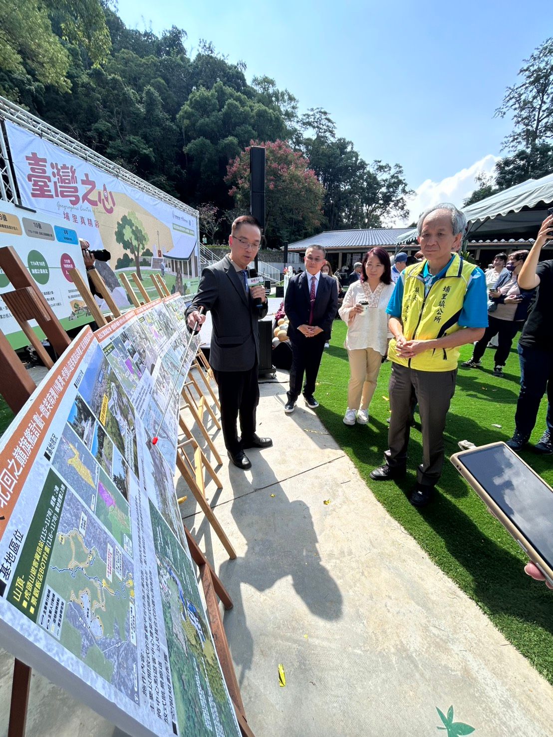 埔里虎頭山臺灣地理中心碑遊客資訊站啟用 「靠山咖哩」進駐打造新臺灣之心